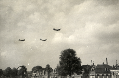 97922 Afbeelding van enkele Amerikaanse B-17 vliegtuigen boven de stad Utrecht, op weg om in het kader van de Operatie ...